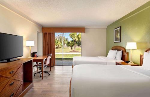 Daytona Beach Hotel | Baymont by Wyndham Intl Speedway I-95 Daytona Beach