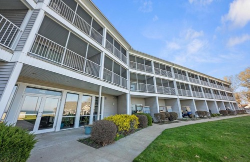Put-in-Bay Hotel | BayShore #336