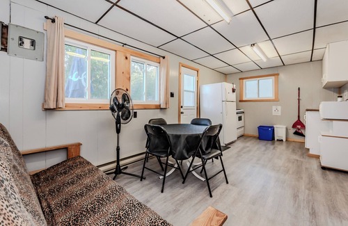 Wiarton Cabin | Bayshore Cottages: The Hawaii