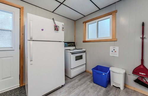 Wiarton Cabin | Bayshore Cottages: The Hawaii