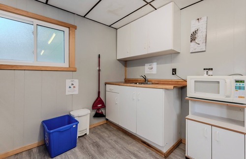 Wiarton Cabin | Bayshore Cottages: The Hawaii