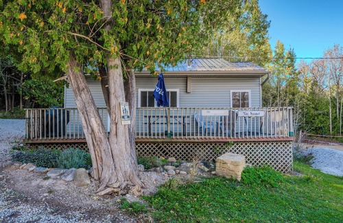 Wiarton Cabin | Bayshore Cottages: The Hawaii