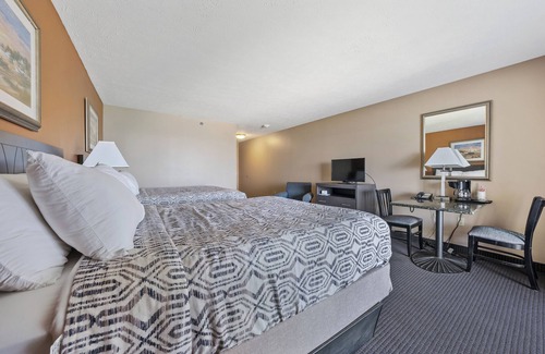 Put-in-Bay Hotel | Bayshore Resort at PIB Room with 2 Queens