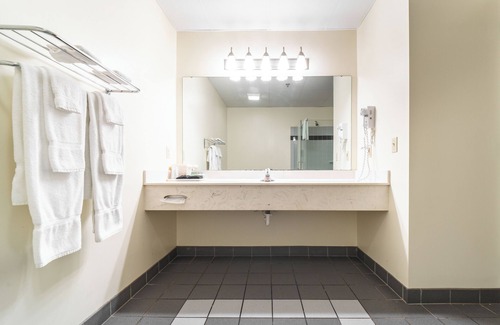 Put-in-Bay Hotel | Bayshore Resort at PIB Room with 2 Queens