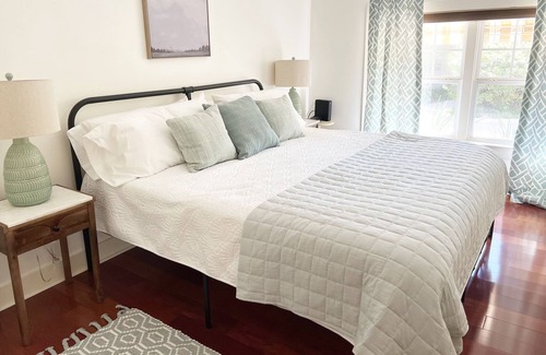 Fairhope Cottage | Bayside Bliss: Downtown Fairhope Ave Gem