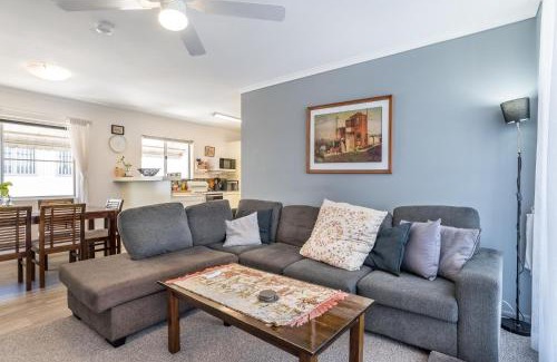 Wynnum Apartment | Bayside Lifestyle Getaway Sleeps 4