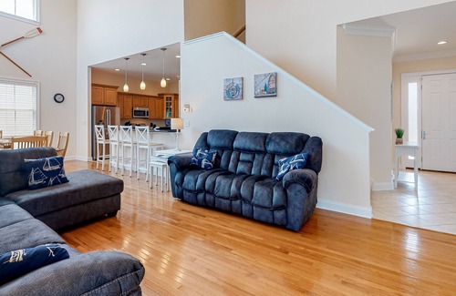 Sun Ridge House | Bayside Resort home close to the beach with shared pools & hot tub - dogs OK