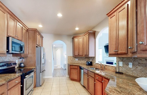 Sun Ridge House | Bayside Resort house with free WiFi, shared sauna, basketball court, and gym