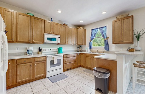 Sun Ridge House | Bayside Resort townhouse w/balcony, free WiFi, pool, and golf on-site