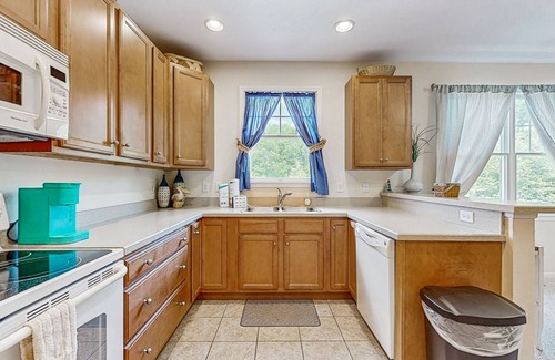 Sun Ridge House | Bayside Resort townhouse w/balcony, free WiFi, pool, and golf on-site