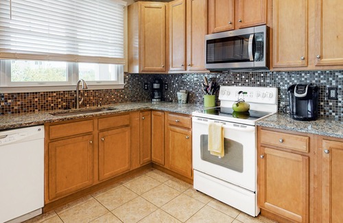 Sun Ridge House | Bayside Resort townhouse w/gym, private gas grill, pool, and free WiFi