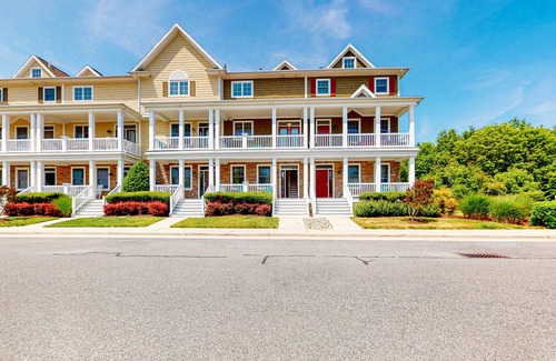 Sun Ridge House | Bayside Resort townhouse w/gym, private gas grill, pool, and free WiFi