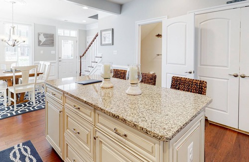 Sun Ridge House | Bayside Resort townhouse with hot tub/pool access, AC - close to beach