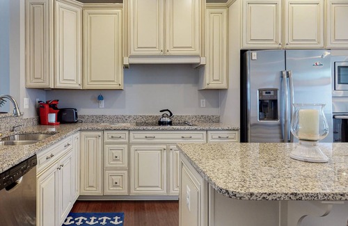 Sun Ridge House | Bayside Resort townhouse with hot tub/pool access, AC - close to beach