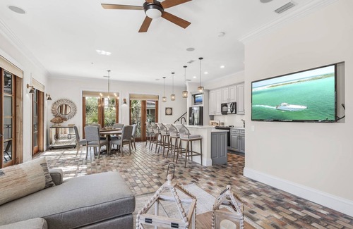 Baytowne Wharf Condo | Baytowne Wharf/Sandestin resort - steps to shopping, restaurants, events & fun!
