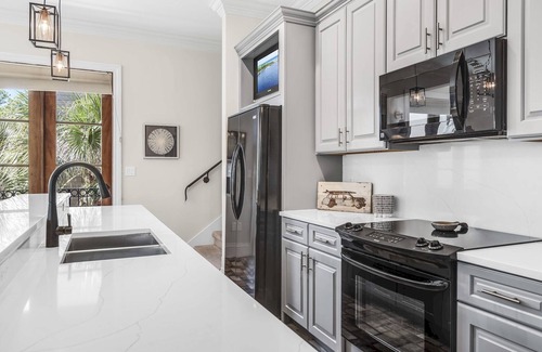 Baytowne Wharf Condo | Baytowne Wharf/Sandestin resort - steps to shopping, restaurants, events & fun!