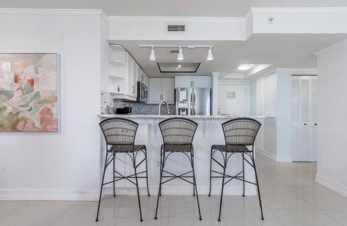 Coconut Grove Condo | Bayview Bliss: 2BR/2BA Condo in Coconut Grove- Parking included
