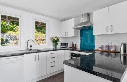Nelson House | Bayview Bungalow - Nelson Holiday Home
