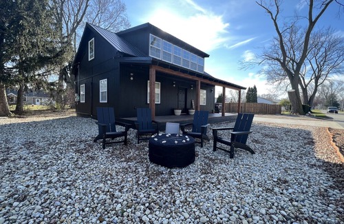 Bay View House | Bayview Bungalow - Sleeps 8 - Steps from the lake and a short drive to CP & Jet!