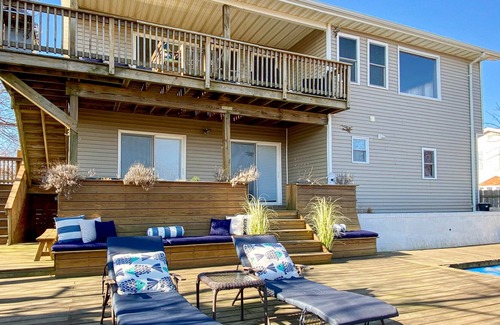 Keansburg House | Bayview Getaway with Hot Tub & NYC Skyline View | 2 Min Walk to Beach