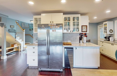 North Truro House | Bayview home, WiFi, multiple decks, hot tub, games
