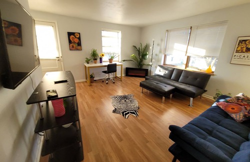 Bay View Apartment | Bayview - Milwaukee's trendiest area . Walk to everything!