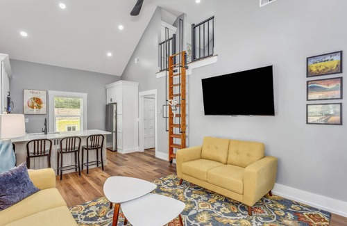 Southeast Pensacola Cottage | Bayview Park Cottage- Custom Built Cottage w/Loft- East Hill - 15 Mins to Beach