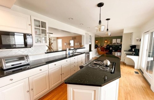 Green Creek House | Bayview Sands - Modern, Pet Friendly, 6 BR/3BA on the Water!