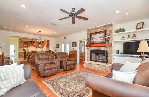 Brenham House | BBB 23 acre Ranch, Designer TX chic, 5 min. Brenham, 10 min. Lake Sommerville