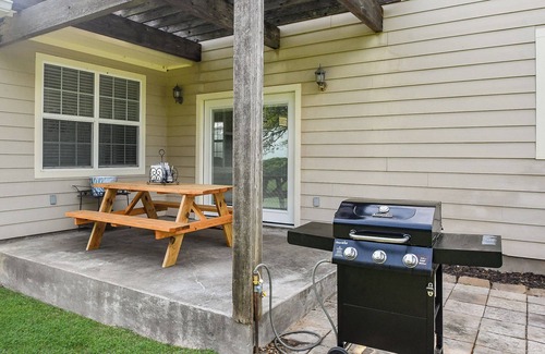Brenham House | BBB 23 acre Ranch, Designer TX chic, 5 min. Brenham, 10 min. Lake Sommerville
