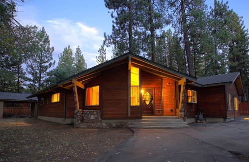 Summit Estates Cabin | BBCourt Sleeps 16 5b Game Room