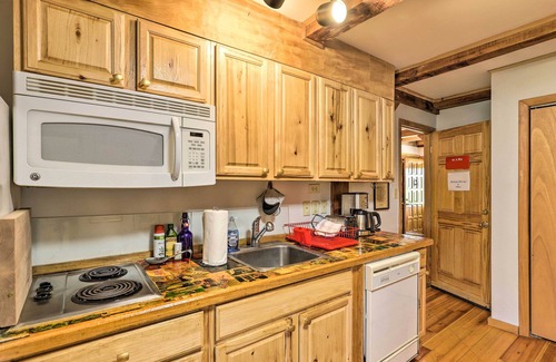 Marshall Apartment | BBQ Deck + Views: 'Sweet Suite' in Leicester
