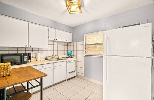 Treasure Island Hotel | ⛱️ BBR #6, Steps to the Beach, Heated Pool w/Full Kitchen & 3 Beds!