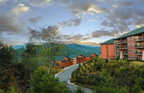 Gatlinburg Resort | BD 1 BA STD-Sleeps 4 WATER PARK MOUNTAIN TOP GATLINBURG 600 SF Pets