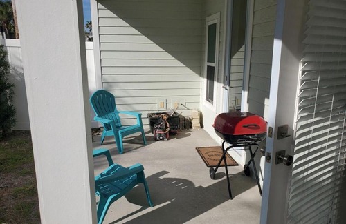 Jacksonville Beach Apartment | Be a Nomad - Beachside Studio - 1 Block to Sand!