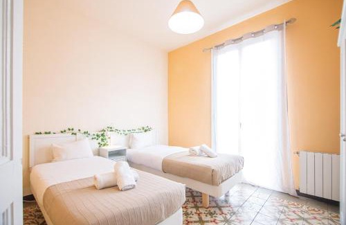 el Fort Pienc Apartment | Be barcelona arco del triunfo sunny colors 2
