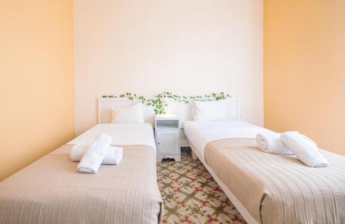 el Fort Pienc Apartment | Be barcelona arco del triunfo sunny colors 2