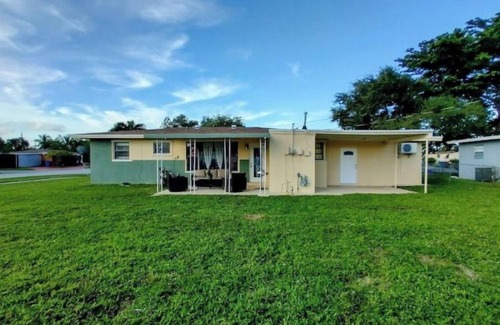 West Park House | Be Our Guests! Cozy 3/2 w/Oversized Yard Awaits