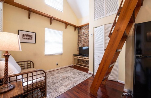 Midtown House | BE STILL- 4 Bedroom, 3 Bath with POOL & Guest Cottage