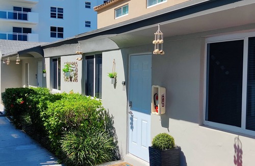 Hollywood South Central Beach Apartment | Beach #6 - Only a few steps to the beach with pool