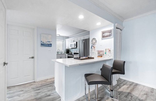 Bella Vista Apartment | Beach Access 3-bedroom apartment in tranquil Jupiter, Pool, AC, Park, Wifi.