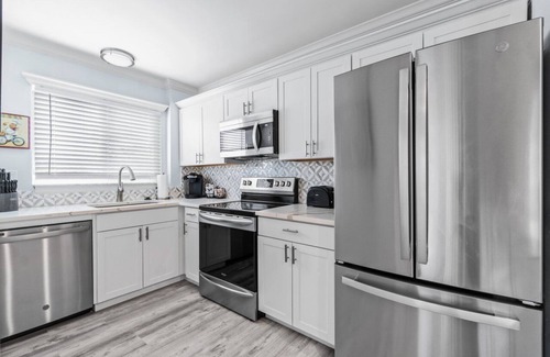 Bella Vista Apartment | Beach Access 3-bedroom apartment in tranquil Jupiter, Pool, AC, Park, Wifi.