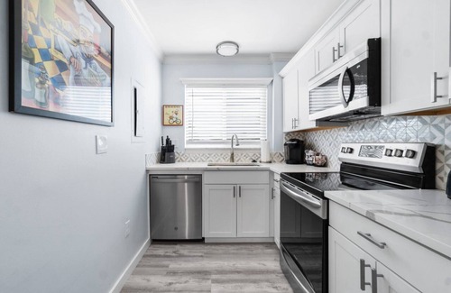 Bella Vista Apartment | Beach Access 3-bedroom apartment in tranquil Jupiter, Pool, AC, Park, Wifi.