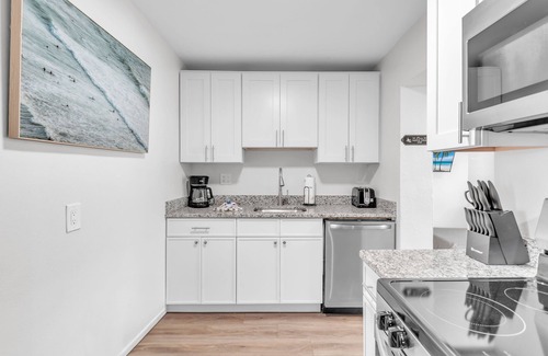 Treasure Island Condo | 🌴Beach Access Across The Street☀Heated Pool🐬Bungalows #4🐶Dogs Welcome!