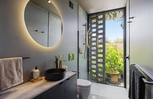 Newhaven House | Beach access and views, WIFI, full linen, off the grid, unbelievable