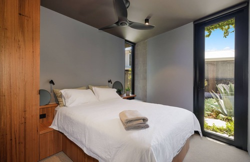 Newhaven House | Beach access and views, WIFI, full linen, off the grid, unbelievable