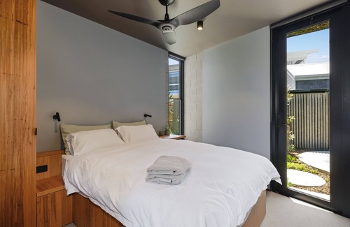 Newhaven House | Beach access and views, WIFI, full linen, off the grid, unbelievable