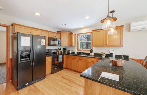 Lake Harmony Estates Ski Chalet | Beach access *Golf*Spacious*Private*HotTub *Firepit*Games*Sleeps16