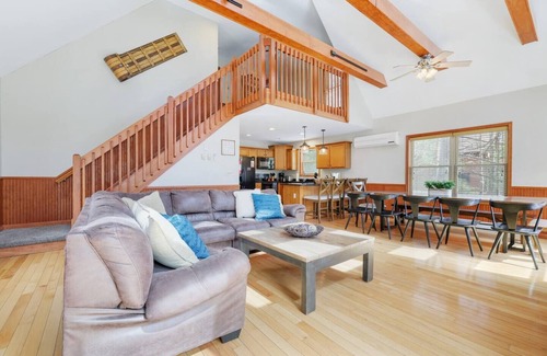 Lake Harmony Estates Ski Chalet | Beach access *Golf*Spacious*Private*HotTub *Firepit*Games*Sleeps16
