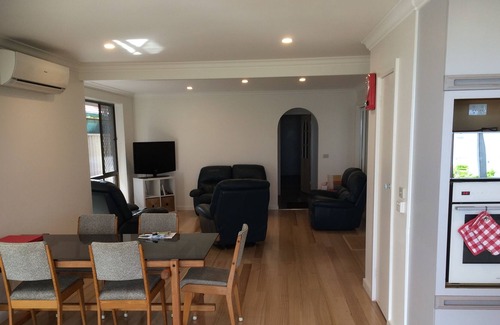 Frankston House | Beach Access is at your Back Door. Enjoy Beautiful sunsets. Suitable for all age